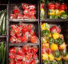 Zijn supermarkten niet ambitieus genoeg of gewoon realistisch als het op plastic aankomt?