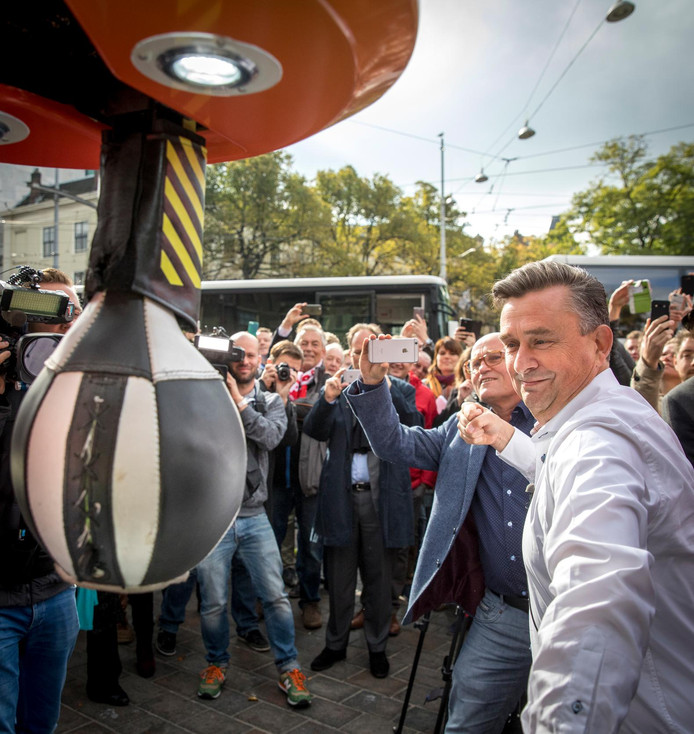 Emile Roemer deelt een rechtse directe uit.