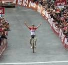 Tiesj Benoot boekt eerste profzege in de Strade Bianche, Wout Van Aert derde