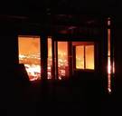 Indrukwekkende beelden van lavastroom die huis omsingelt: 