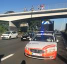Autodief rijdt zich tijdens achtervolging vast in file op E40: hij loopt snelweg over, maar wordt aangereden