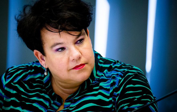 PvdA-staatssecretaris Sharon Dijksma blijft onder druk van haar partij in de politiek.