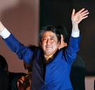 Japanse premier Shinzo Abe haalt duidelijke zege bij vervroegde verkiezingen