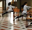 Straffe stenen, sexy sprookjefiguren en een ontgoocheling: onze podiumtips