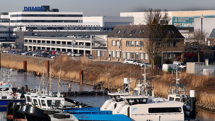 Damen Shipyards op Avelinge. Rechts op de loods de slogan 'One Family'. © Cor de Kock