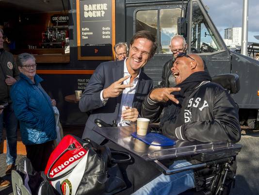 Rutte doet een bakkie in Spijkenisse.