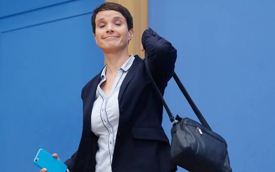 AfD-voorzitter Petry stapt dag na verkiezingswinst op uit onvrede met 'ruk naar rechts'