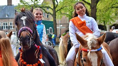 Feesten, ringrijden en gezelligheid: zo geniet Middelburg van Koningsdag