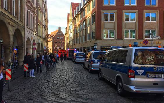 Voertuig rijdt in op terras in Münster: meerdere doden en gewonden