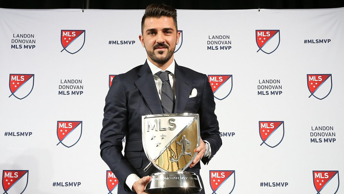 David Villa met zijn MVP Award.