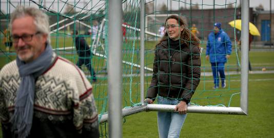 Het uitzetten van de veldjes is even wennen, ervaren ook de ouders van de spelertjes van VV Heerenveen.