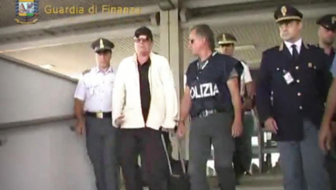 De arrestatie van Francesco Corallo bij aankomst op het militaire vliegveld van Rome: Ciampino. © RV