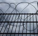 Hoe kan een handvol mensen honderden gevangenen consequent screenen?