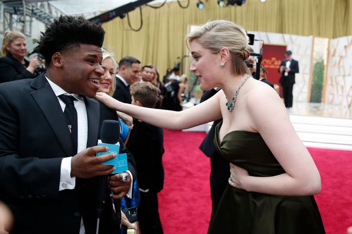 Greta Gerwig (rechts) praat met Jerry Harris.