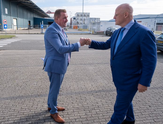 Minister Ferd Grapperhaus (rechts) werd vorig jaar in de haven ontvangen door Gerben Dijksterhuis, burgemeester van Borsele en voorzitter van de Havendriehoek.