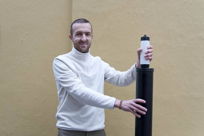 Max Schuppert uit Holten was vanavond te zien in het programma Dragons’ Den om zijn product te pitchen. Presentator Jort Kelder kijkt samen met een panel of Max kans maakt.