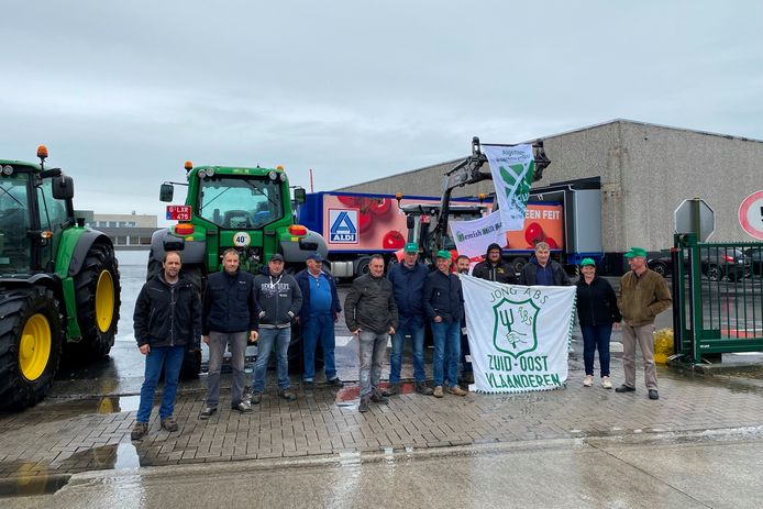 Landbouwers van het Algemeen Boerensyndicaat blokkeerden dinsdagmiddag de hoofdzetel en het verdeelcentrum van Aldi in Erpe-Mere.