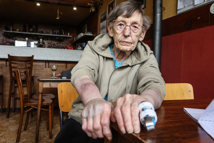 Lisbeth werd hardhandig beroofd door de vier gemaskerde dieven.