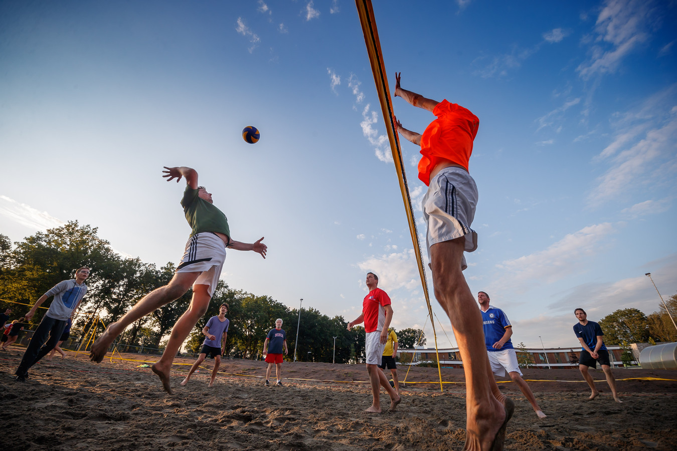 Hoevense wijken gaan de strijd aan in volleybaltoernooi | Foto | AD.nl