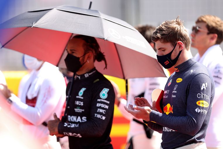 Lewis Hamilton en Max Verstappen staan op de grid. Beeld AP