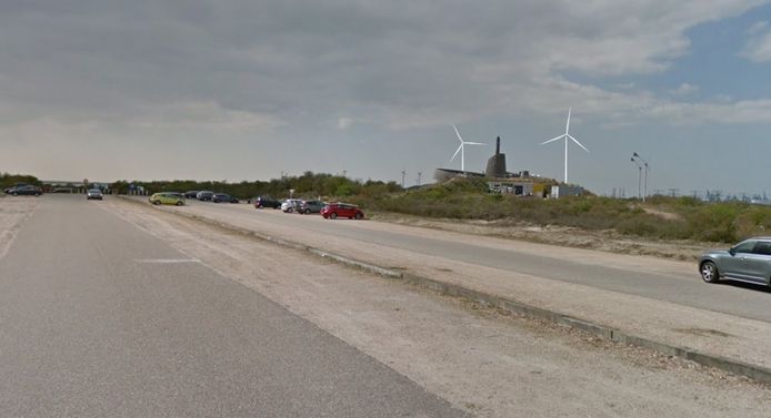 Een impressie van de twee beoogde windmolens bij de Maasvlakte, gezien vanaf de Oostvoorne Kitespot bij het strand van Oostvoorne. Over een jaar moet duidelijk zijn of het project door kan gaan.