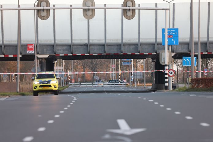 Het kruispunt is ruim afgezet.