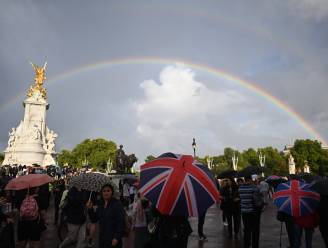 Duizenden komen op straat om te rouwen om Queen Elizabeth, dubbele regenboog verschijnt aan de hemel