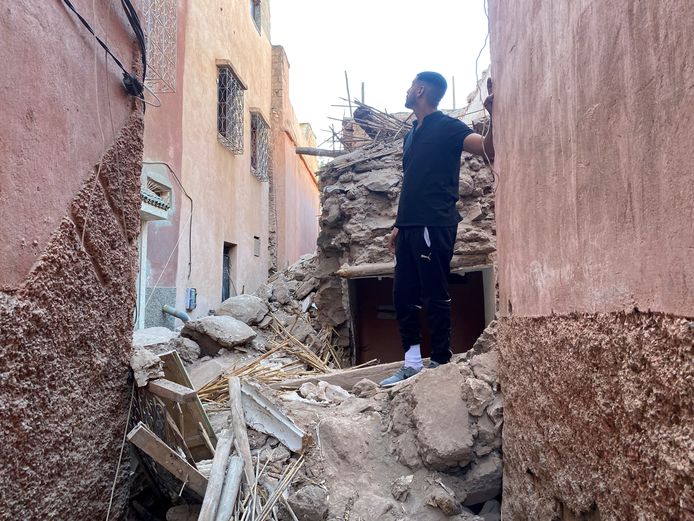 Een man bekijkt de schade in de historische stad Marrakesh. De oude stad is bijna volledig verwoest.