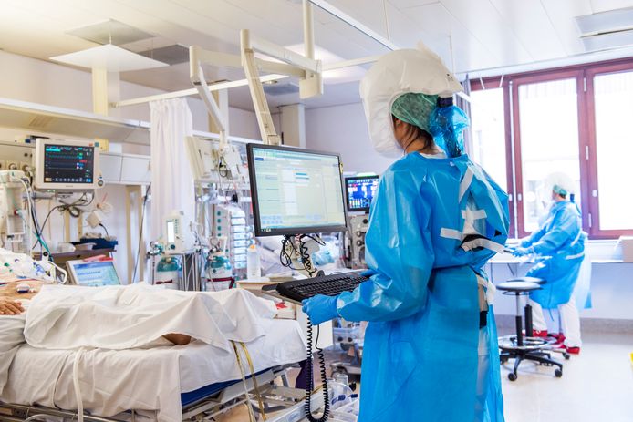 Beide patiënten die in het UZ Leuven nieuwe longen kregen, verkeerden in levensgevaar nadat ze al minstens vier weken op intensieve zorg aan de beademing lagen.