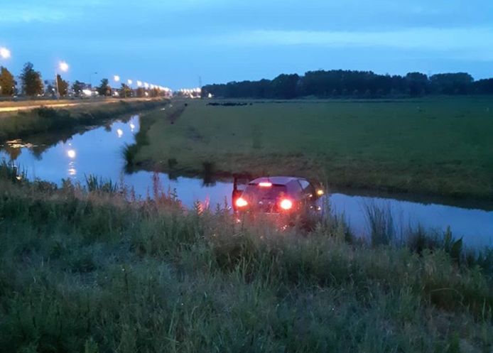 Automobilist eindigt met auto in sloot in Rosmalen.