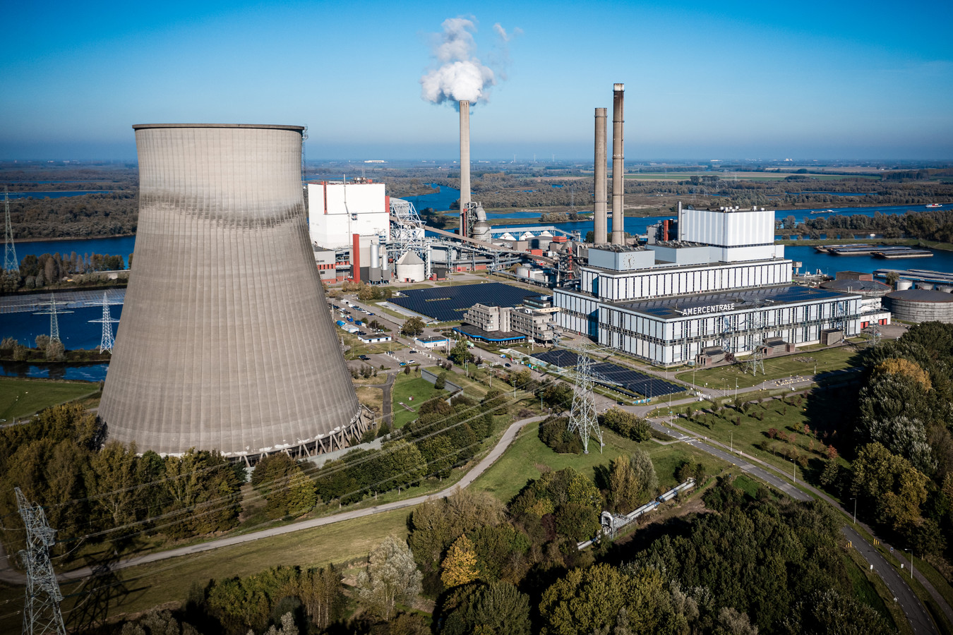 De Amercentrale in Geertruidenberg waar gestookt wordt op steenkool en biomassa. De Nederlandse uitstoot van broeikasgassen valt in 2021 waarschijnlijk hoger uit waardoor de klimaatdoelen niet gehaald gaan worden.