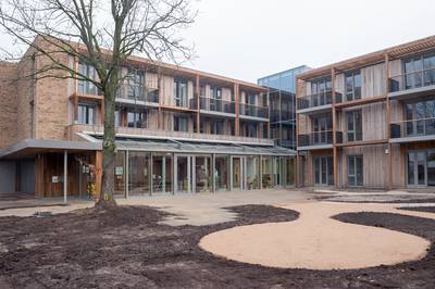 Leonardushof in Wouw krijgt beloning voor verduurzaming: certificaat én taart