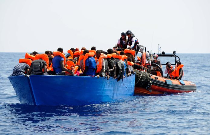 Reddingsactie van opvarenden van een migrantenbootje op de Middellandse Zee.