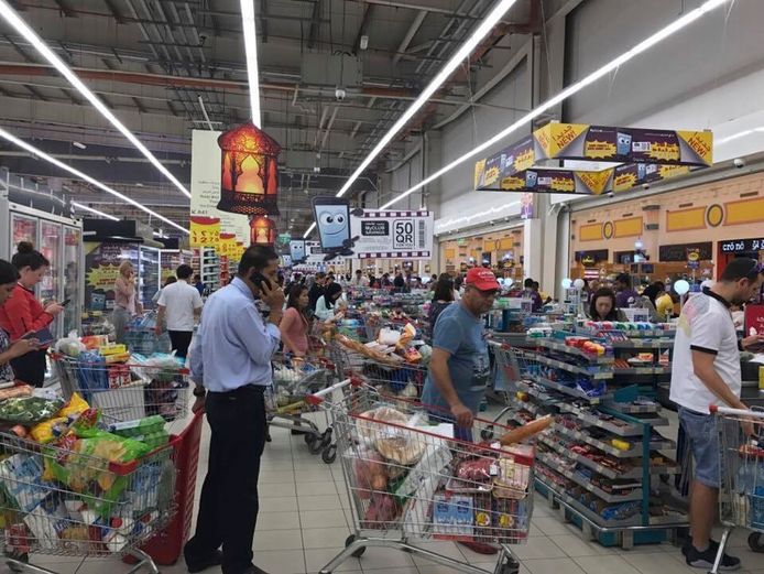 In een supermarkt in Doha, Qatar, slaan mensen boodschappen in