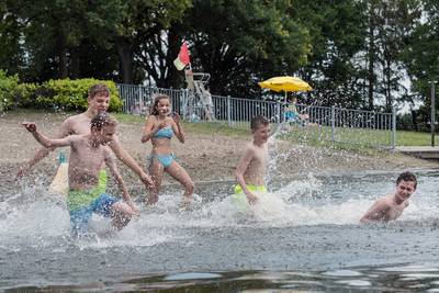 Zwembad De Kuil bij hoge uitzondering geopend vanwege mooi weer