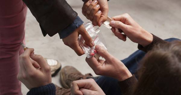 Illegale houseparty met tweehonderd bezoekers beëindigd door politie in Maarheeze.