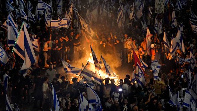 Ontslag defensieminister Israël: topdiplomaat stapt op, betogers breken door barricades bij woning premier