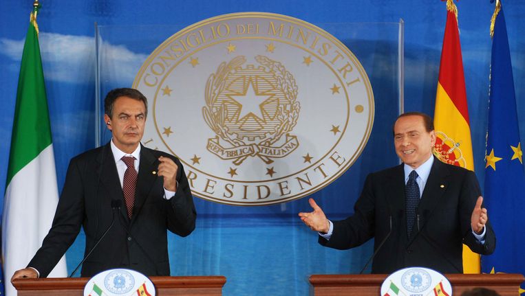 De Italiaanse premier Silvio Berlusconi en de Spaanse premier Jose Luis Zapatero (L). Beeld ap