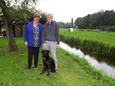 Ellen en Wim van der Lee uit Hardinxveld-Giessendam krijgen straks een tientallen meters breed kanaal pal langs hun woning. Het kanaal komt in de plaats van de sloot.