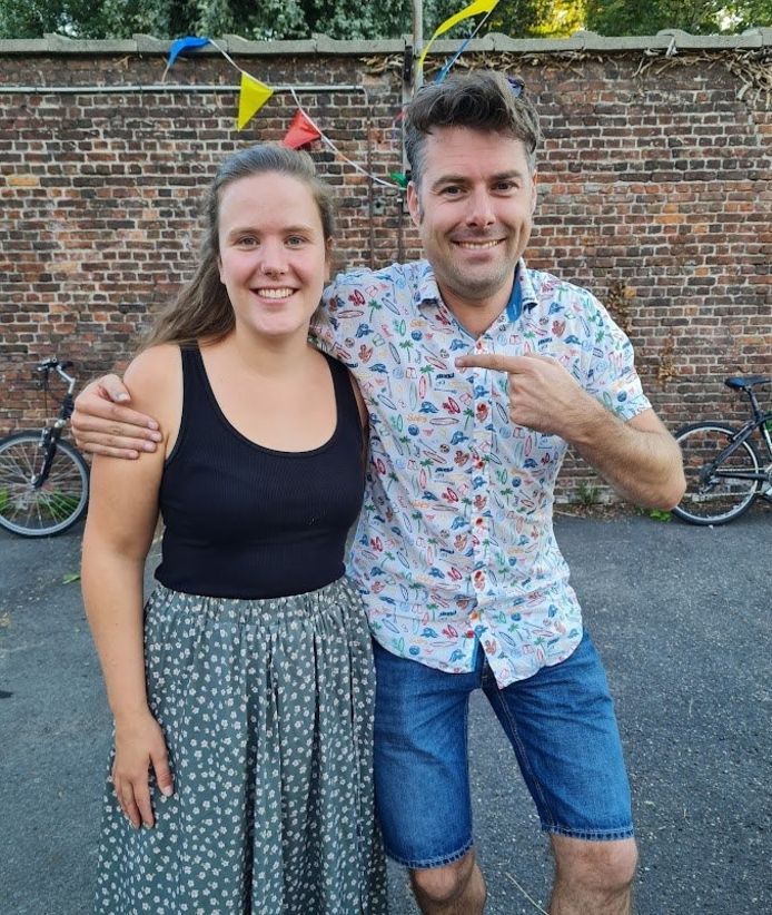 Jeugdopbouwwerker Jana De Paepe en schepen Steven De Vuyst.