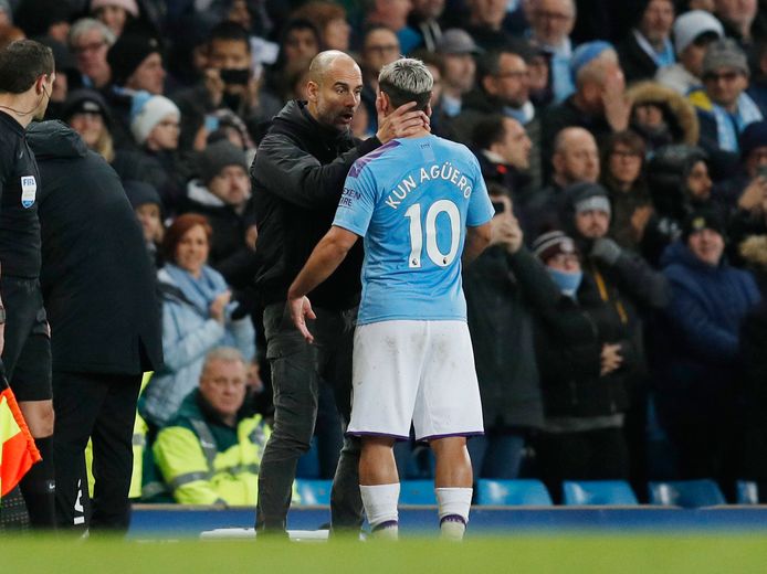 Sergio Agüero wordt opgebeurd door Pep Guardiola, nadat de Argentijn het veld geblesseerd verliet tegen Chelsea (3-1).