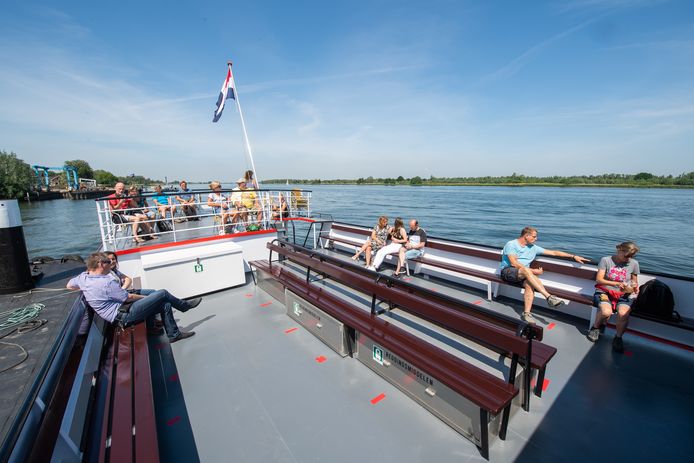 In mei 2020 gingen de Zilvermeeuw-boten na de eerste strenge lockdown weer varen. Op het dek konden de gasten voldoende afstand houden van elkaar.