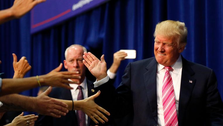 Donald Trump wordt begroet door aanhangers in Fredricksburg, Virginia. Beeld AP