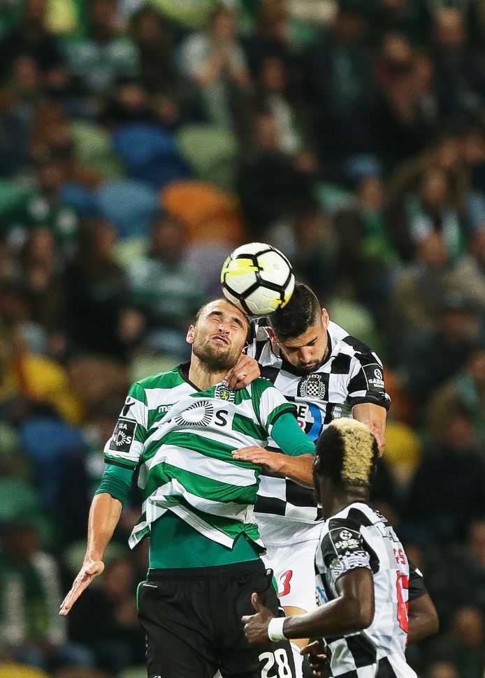 Bas Dost in duel.