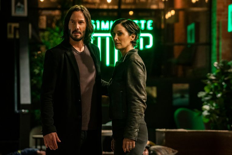 Keanu Reeves en Carrie-Anne Moss vertolken bijna twintig jaar na de laatste Matrix-film opnieuw Neo en Trinity in 'The Matrix Resurrections'. Beeld AP