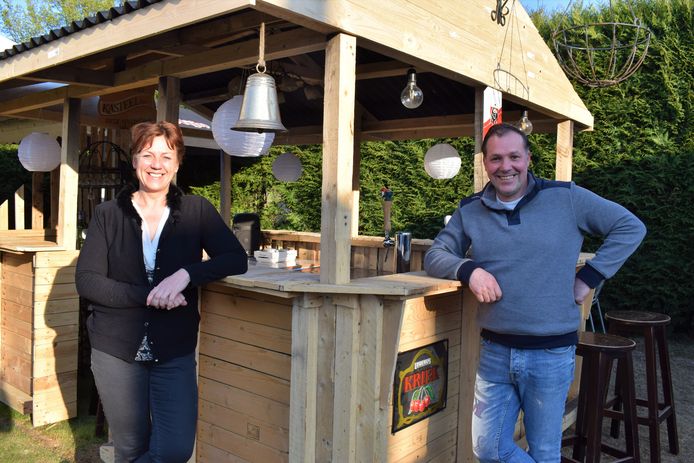 Sonia en Nico van café Regina hopen hun klanten op 8 mei met open armen te ontvangen op hun gloednieuwe binnenkoerterras.
