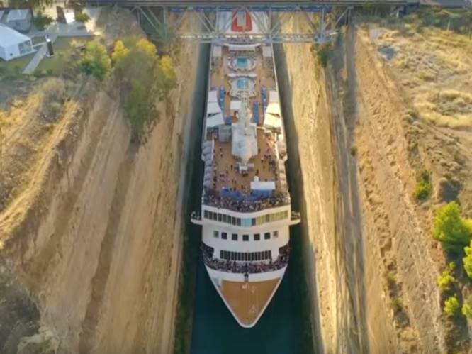 Gigantisch cruiseschip wurmt zich als grootste schip ooit door Kanaal van Korinthe