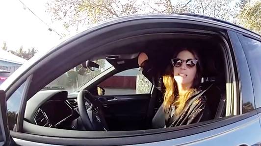 Vrouw in VS krijgt boete voor rijden met telefoon in haar rechterhand, er is echter een klein probleempje
