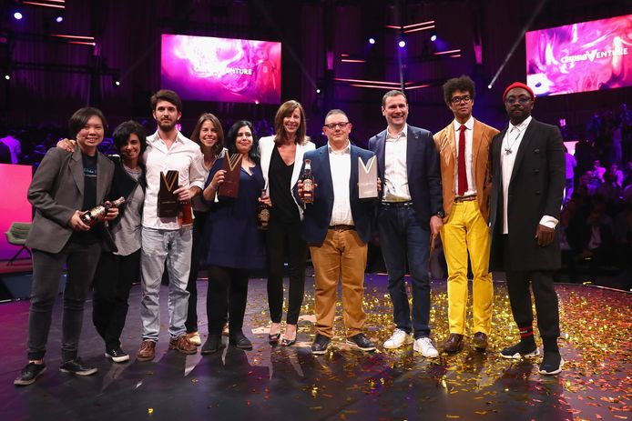 De winnaars van de Chivas Venture met Jalila Essaïdi (vijfde van links).