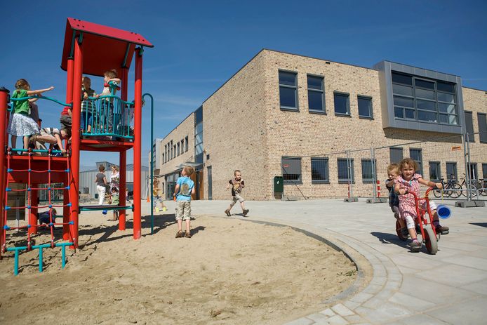 Kinderen van basisscholen De Kei en De Duivendonck spelen samen op het nieuwe schoolplein bij het MFA 't Hart in Ewijk.